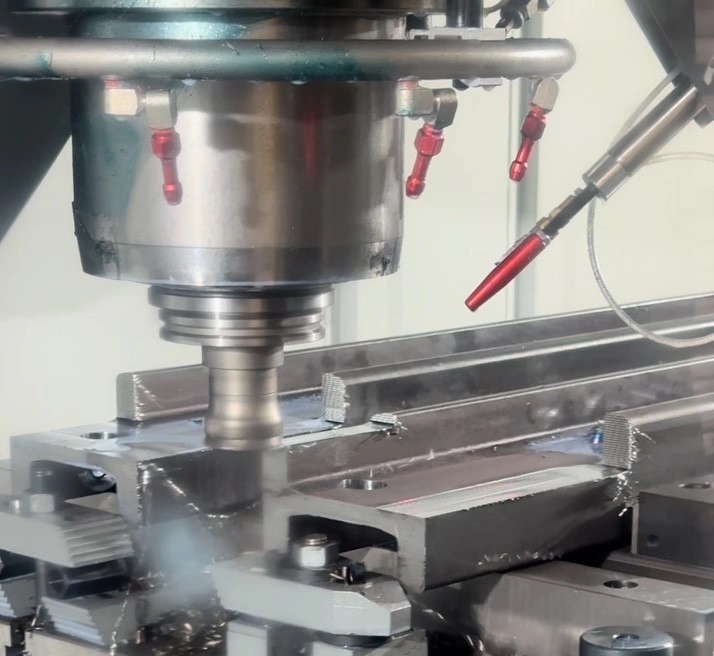 CNC-Fräsmaschine bei der Metallbearbeitung – Fräsen bis 12.000 mm