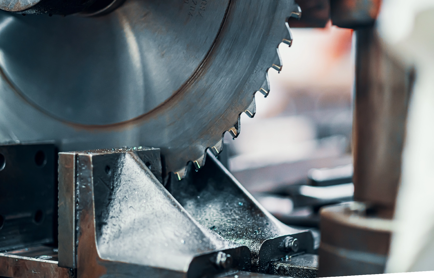 Industrielle Metallsäge beim Präzisionsschnitt – Sägen bis ø 720 mm
