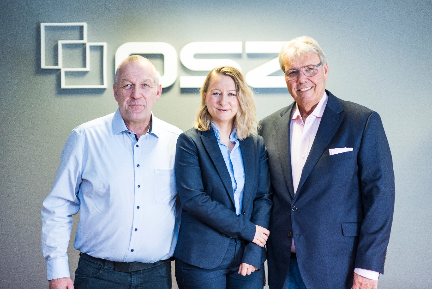 Produktionshalle der QSZ Group – Team bei der CNC-Metallbearbeitung